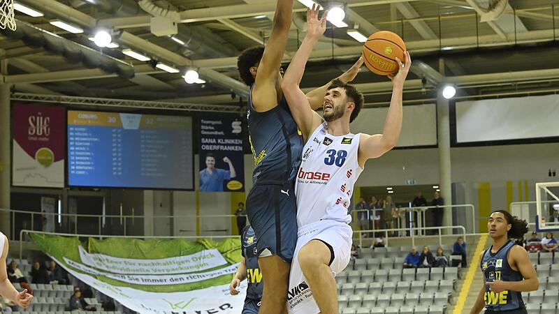 BBC-Center Finn D&ouml;ntgens (mit Ball) stellte mit 22 Punkten eine neue Karrierebestleistung auf.