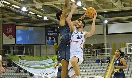 BBC-Center Finn D&ouml;ntgens (mit Ball) stellte mit 22 Punkten eine neue Karrierebestleistung auf.