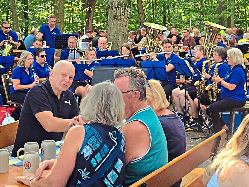 Brotzeit, Bier und im Hintergrund die Adelsdorfer Musikanten auf dem Keller in Lauf.