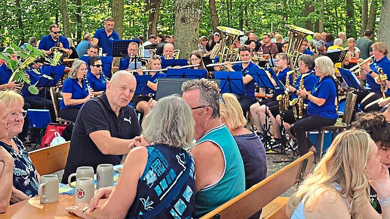 Brotzeit, Bier und im Hintergrund die Adelsdorfer Musikanten auf dem Keller in Lauf. Brotzeit, Bier und im Hintergrund die Adelsdorfer Musikanten auf dem Keller in Lauf.