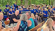 Brotzeit, Bier und im Hintergrund die Adelsdorfer Musikanten auf dem Keller in Lauf. Brotzeit, Bier und im Hintergrund die Adelsdorfer Musikanten auf dem Keller in Lauf.