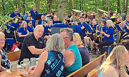 Brotzeit, Bier und im Hintergrund die Adelsdorfer Musikanten auf dem Keller in Lauf.