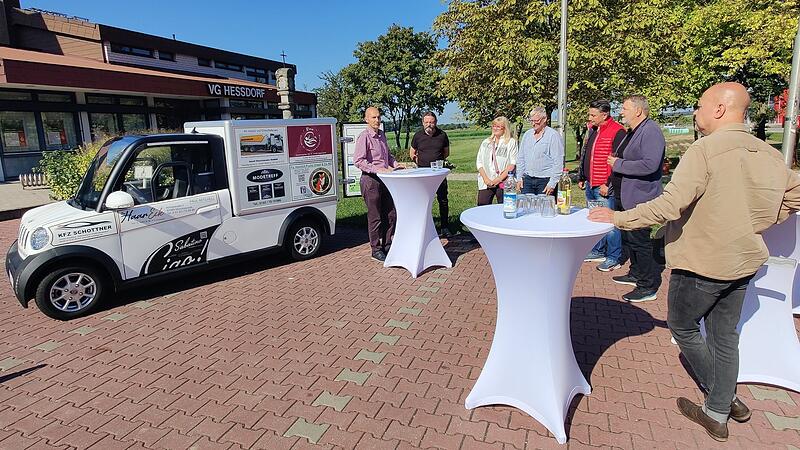 Bei der Übergabe des Fahrzeugs bedankte sich der VG-Vorsitzende Jürgen Jäkel bei den Gewerbetreibenden. Bei der Übergabe des Fahrzeugs bedankte sich der VG-Vorsitzende Jürgen Jäkel bei den Gewerbetreibenden.