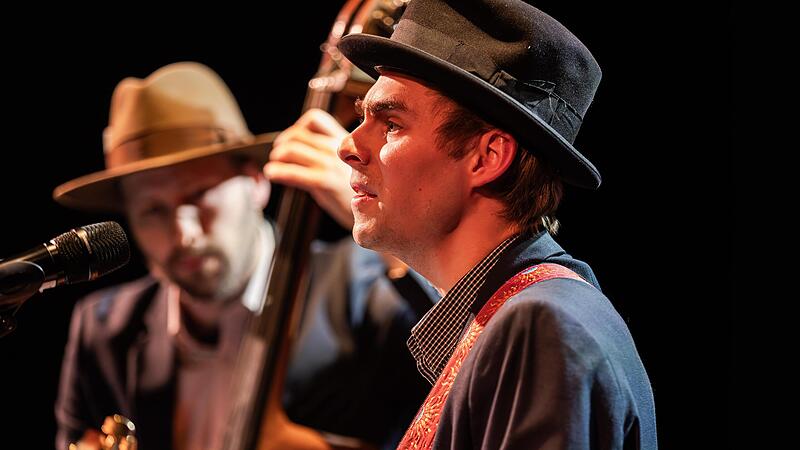 Balladen von einem unfasslichen Menschen und Künstler: Hans Ehlers (vorne) und Philippe Roth im Reithallen-Konzert „Where is Dylan?“. Balladen von einem unfasslichen Menschen und Künstler: Hans Ehlers (vorne) und Philippe Roth im Reithallen-Konzert „Where is Dylan?“.
