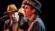 Balladen von einem unfasslichen Menschen und K&uuml;nstler: Hans Ehlers (vorne) und Philippe Roth im Reithallen-Konzert &bdquo;Where is Dylan?&ldquo;.
