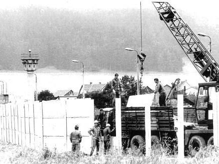 Die fränkisch-thüringische Grenze wurde Schritt für Schritt immer weiter abgeschottet (Szene aus den Filmen von Public Address R. Steiger).