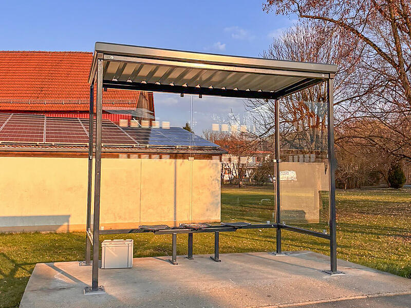 Dieser Tage wurde in Hummendorf eine neue Bushaltstelle-Unterstell&uuml;berdachung errichtet.