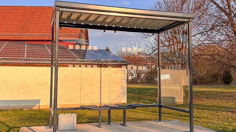 Dieser Tage wurde in Hummendorf eine neue Bushaltstelle-Unterstell&uuml;berdachung errichtet.