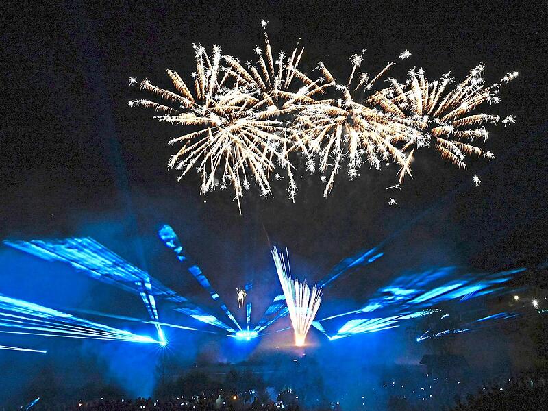 Das Feuerwerk mit einer Kombination aus Laserlichtern und Raketen war das grandiose Finale.Martin Landeck Das Feuerwerk mit einer Kombination aus Laserlichtern und Raketen war das grandiose Finale.Martin Landeck