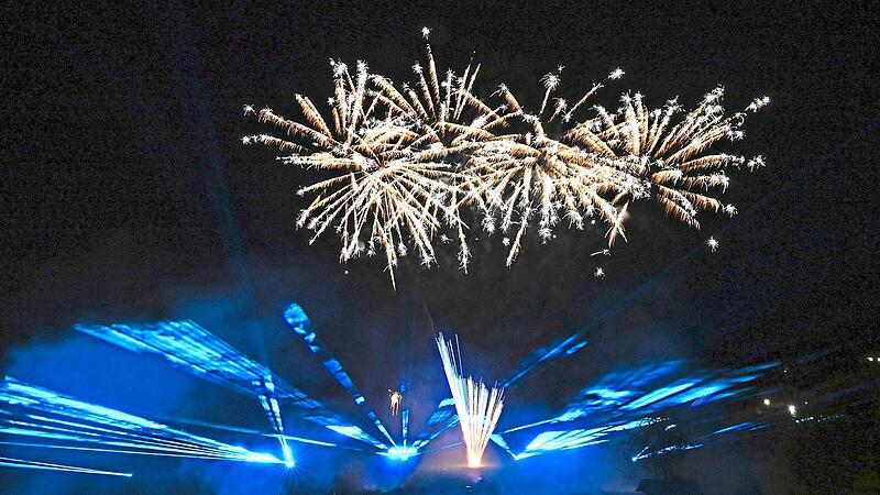 Das Feuerwerk mit einer Kombination aus Laserlichtern und Raketen war das grandiose Finale.Martin Landeck Das Feuerwerk mit einer Kombination aus Laserlichtern und Raketen war das grandiose Finale.Martin Landeck