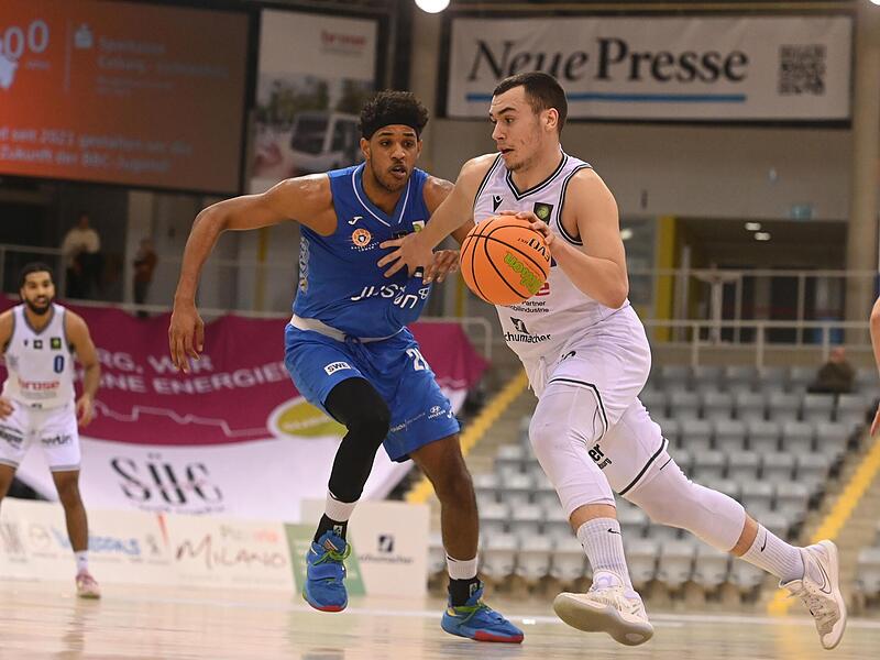 Milan Suput (mit Ball) erzielte zwölf Punkte für die Coburger