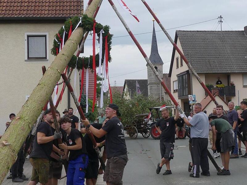 Beim Baumaufstellen packen die Kirchweihburschen kr&auml;ftig an.