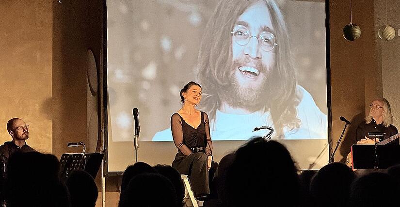 Die S&auml;ngerin und Schauspielerin Meike Fabian zeichnet Lennons Leben nach.