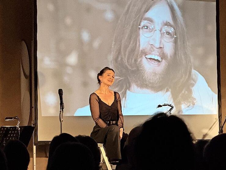 Die S&auml;ngerin und Schauspielerin Meike Fabian zeichnet Lennons Leben nach.