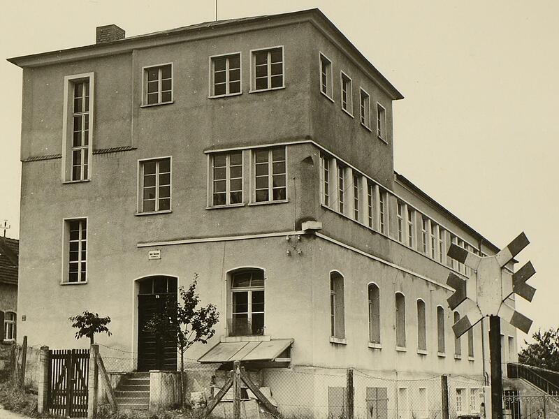 Stand damals noch allein in weiter Flur: die Schuhfabrik der Dassler-Brüder in einer Ansicht aus dem Jahre 1938. Stand damals noch allein in weiter Flur: die Schuhfabrik der Dassler-Brüder in einer Ansicht aus dem Jahre 1938.