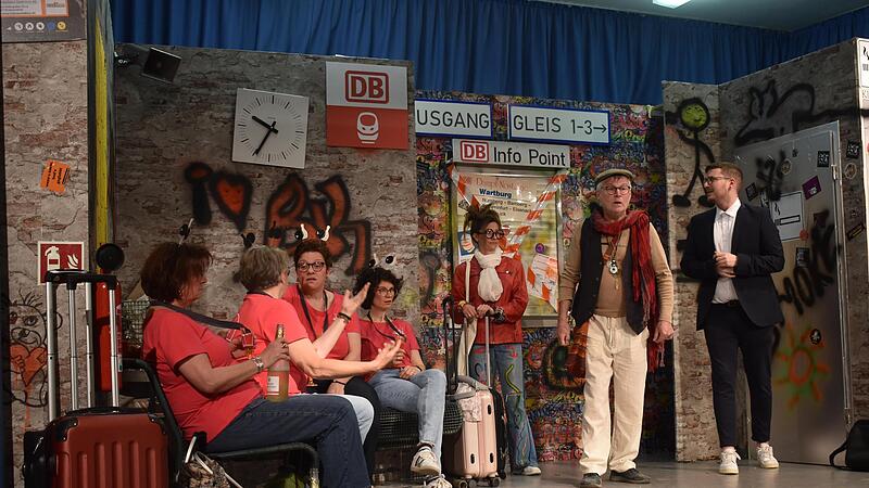 Relativ entspannt sehen es die Kegelschwestern Thea (Christine Krapf), Bärbel (Carmen Balling), Lara (Vera Schönstein) und Britta (Katrin Frank). Mit entsprechendem Vorrat an Sekt und Hochprozentigem trinken sie sich den Aufenthalt schön. Leckerbi...