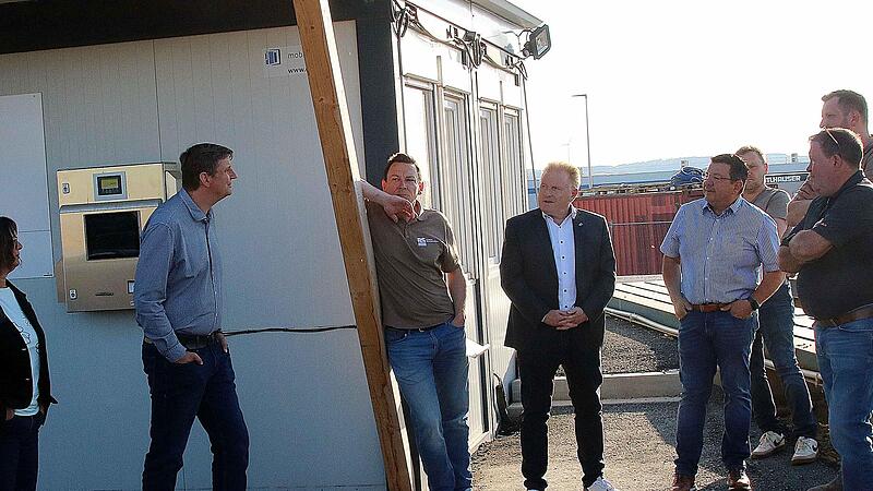 Marktgemeinderat vor Ort: das Gremium besichtigte die Anlagen der Firma BS Bodenmanagement Im Gewerbepark Poppenlauer.