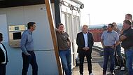 Marktgemeinderat vor Ort: das Gremium besichtigte die Anlagen der Firma BS Bodenmanagement Im Gewerbepark Poppenlauer.