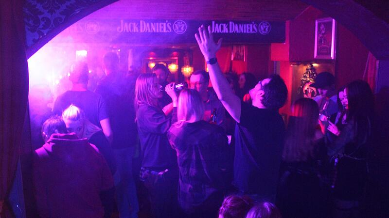 Dezibel, B&uuml;hnennebel und gute Laune: Nach zwei Jahren fanden sich die G&auml;ste wieder ein.