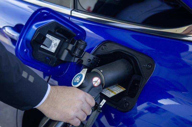 Wie ein gewöhnlicher Zapfhahn sieht er aus, getankt wird hier jedoch kein Benzin, Diesel oder Strom, sondern Wasserstoff. Die Brennstoffzellen im Fahrzeug wandeln den Treibstoff in elektrische Energie und treiben so den Elektromotor an.