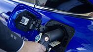 Wie ein gewöhnlicher Zapfhahn sieht er aus, getankt wird hier jedoch kein Benzin, Diesel oder Strom, sondern Wasserstoff. Die Brennstoffzellen im Fahrzeug wandeln den Treibstoff in elektrische Energie und treiben so den Elektromotor an.
