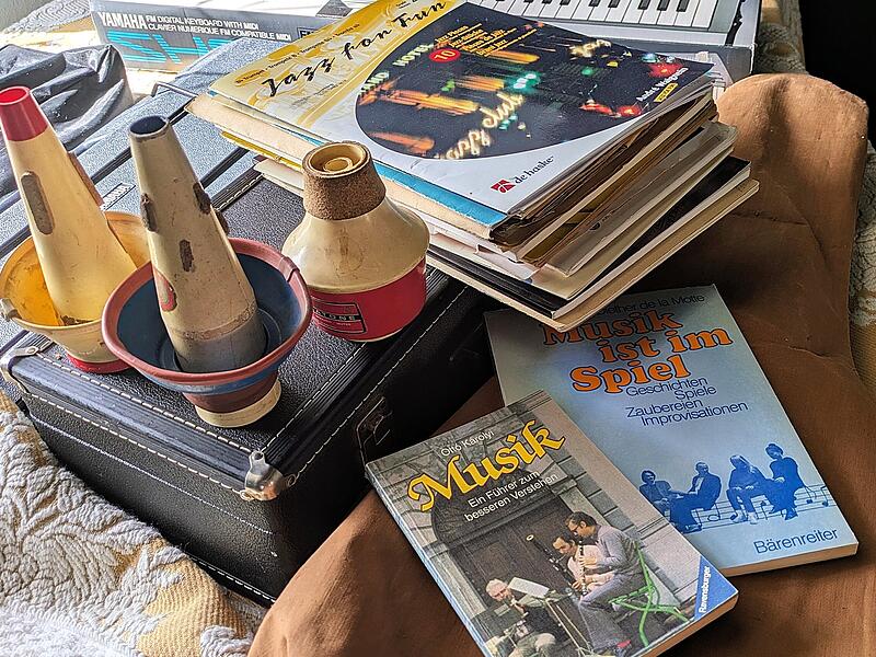 Die Geschichte der „Kissinger Musikwerkstatt“ Nicht nur Instrumente, sondern auch Fachzeitschriften und Kleinteiliges steht zum Verkauf