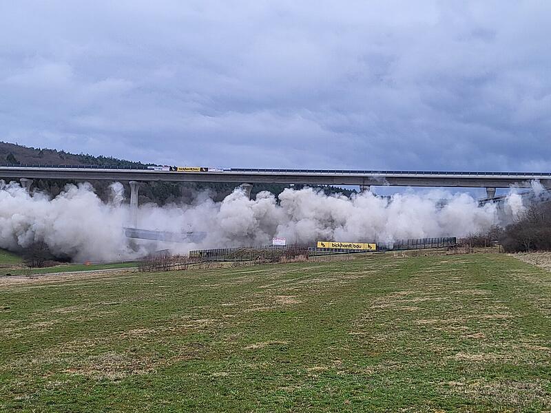 Die Sprengung der Thalaubachtalbr&uuml;cke bei Eichenzell