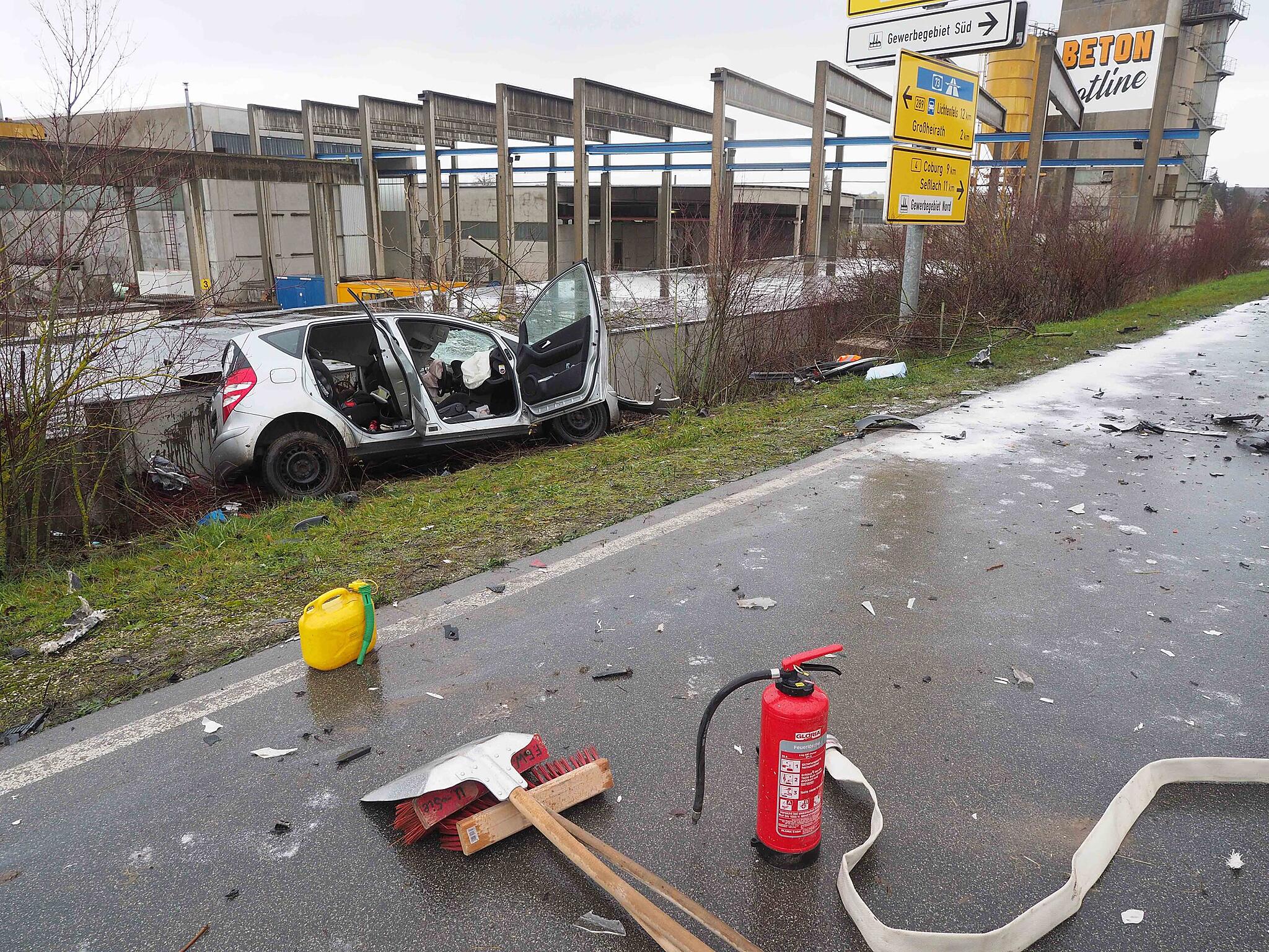 Ihr Fahrzeug Lässt Sich Deutlich Schwerer Ein schwerer Verkehrsunfall zwischen einem Lastwagen und einem Auto hat