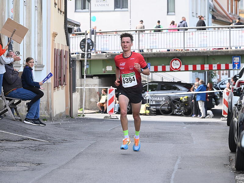 Weltkulturerbelauf 2025: 10,7 Kilometer durch Bamberg. Etwa 3700 Teilnehmer waren beim Wieland-Lauf am Start.