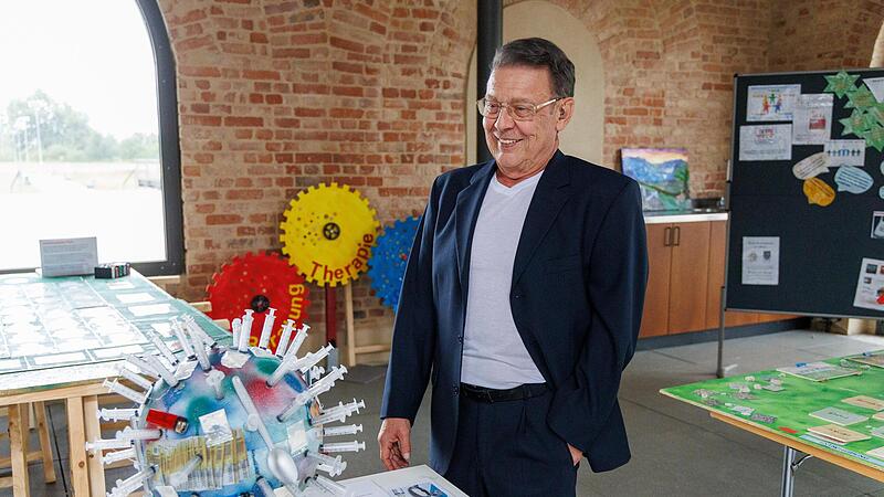 Norbert Weigand-Sch&ouml;nnagel erkl&auml;rt das Modell der &bdquo;Suchtkugeln&ldquo;.