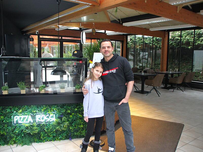 Ralf Rummert steht mit seiner Tochter in seiner bald &ouml;ffnenden Pizza Rossi in M&uuml;nnerstadt.