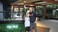 Pizza Rossi in Münnerstadt - Pizzeria von Ralf Rummert Ralf Rummert steht mit seiner Tochter in seiner bald öffnenden Pizza Rossi in Münnerstadt.