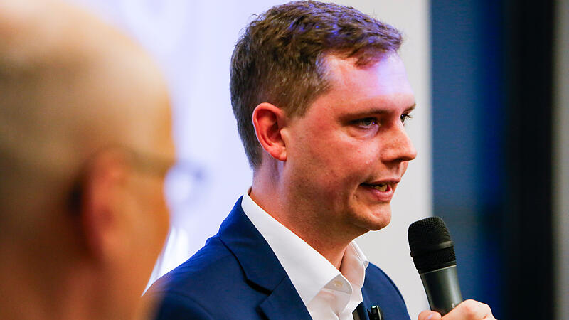 FT-Podiumsdiskussion zur StichwahlDie FT-Podiumsdiskussion zur Stichwahl in Bildern Wohnraum auf dem ehemaligen Schlachthofgelände, barrierefreie Wege, Pflegeangebote mit städtischer Beratungsstelle sowie die Förderung von Kulturprojekten: Jonas Glüsenkamp machte am Abend deutlich, was er in Bamberg voranbringen will.