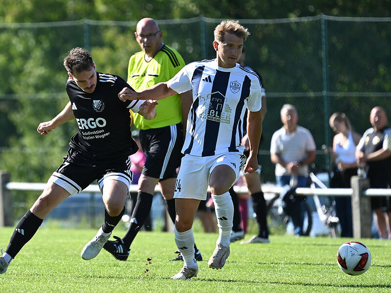 Kreisklasse 2: Effeltrich gewinnt in Kirchehrenbach Christian Rösch (links) bleibt an Kirchehrenbachs Andreas Eichenmüller dran: Unter diesem Druck musste die Abwehr der Heimelf schließlich brechen.Sportfoto Zink