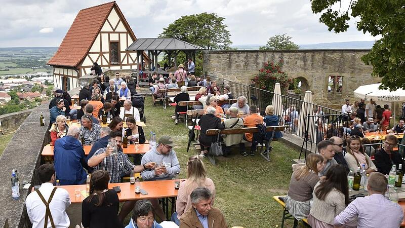 Ein wichtiger Tag – vor allem für die Einheimischen – ist der Frühschoppen am Pfingstmontag im Hof der Burg auf dem Schlossberg.