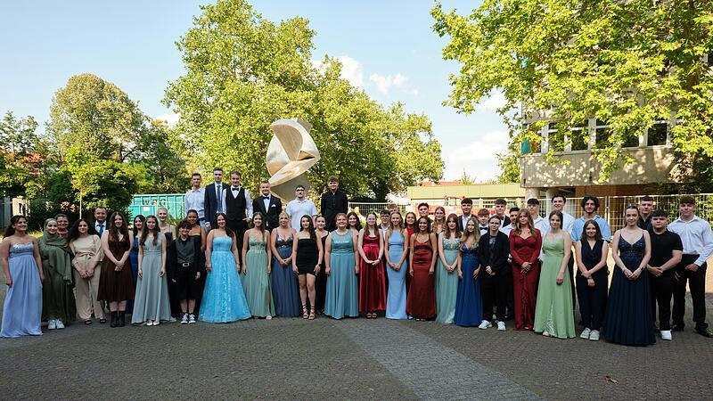 Die Absolventinnen und Absolventen der Kitzinger Wirtschaftsschule stellten sich zu einem letzten Erinnerungsfoto. Die Absolventinnen und Absolventen der Kitzinger Wirtschaftsschule stellten sich zu einem letzten Erinnerungsfoto.
