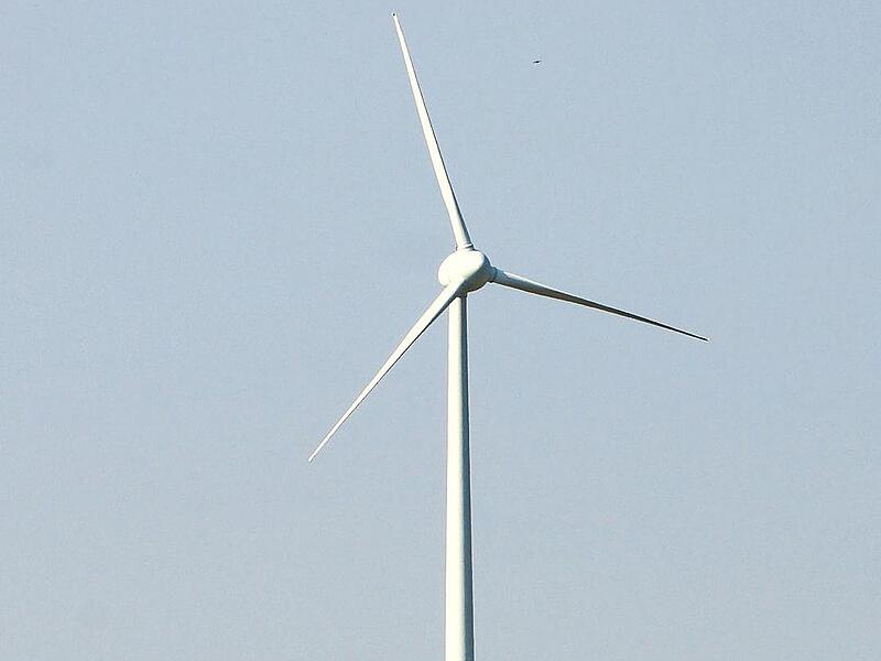 Das Windrad bei Sassendorf steht still und soll „repowered“ sowie um eine neue, sehr viel höhere Anlage erweitert werden.