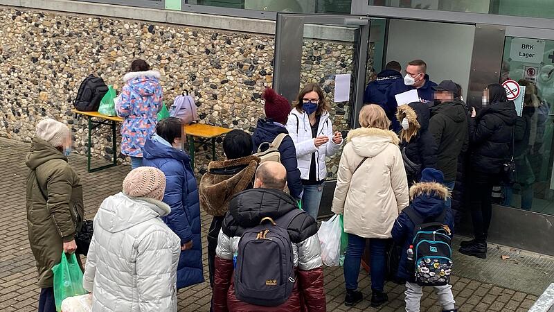 Am Dienstagnachmittag sind erste Ukrainer in der Notunterkunft in Haßfurt angekommen. Sie wurden von Mitarbeitern des Landratsamtes und des Bayerischen Roten Kreuzes in Empfang genommen und betreut.