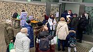Am Dienstagnachmittag sind erste Ukrainer in der Notunterkunft in Haßfurt angekommen. Sie wurden von Mitarbeitern des Landratsamtes und des Bayerischen Roten Kreuzes in Empfang genommen und betreut.
