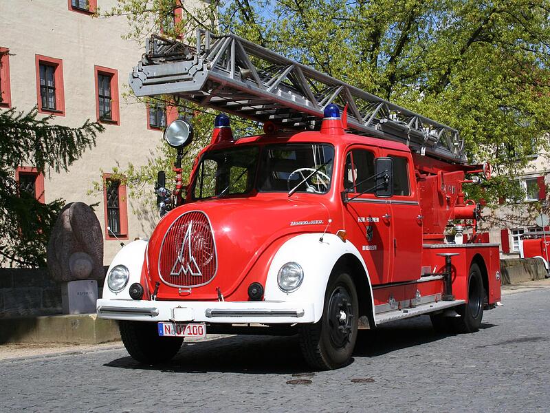 Die Drehleiter von 1962 ist der Blickfang der Feuerwehr Bubenreuth.