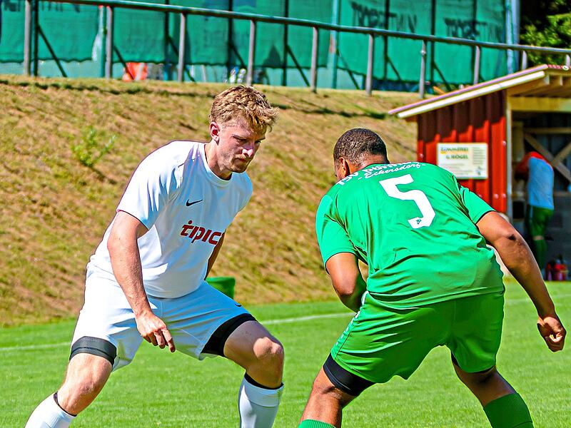 Jahn L&ouml;hrlein (links) verlor mit dem VfR Katschenreuth II das erste Heimspiel der neuen Saison gegen den TSV Donndorf/Eckersdorf klar mit 0:4.Monika Limmer