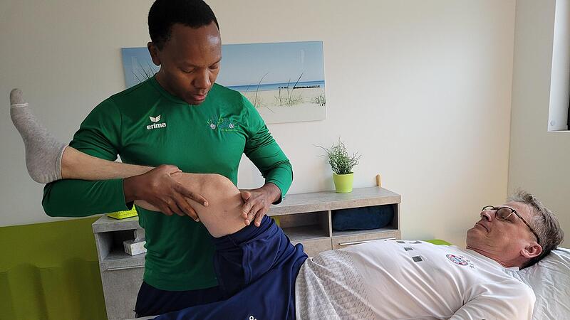 Abou Baker Musagara, der hier Alexander Jungwirth behandelt, er&ouml;ffnet im Februar eine Physiotherapiepraxis in Ruanda.