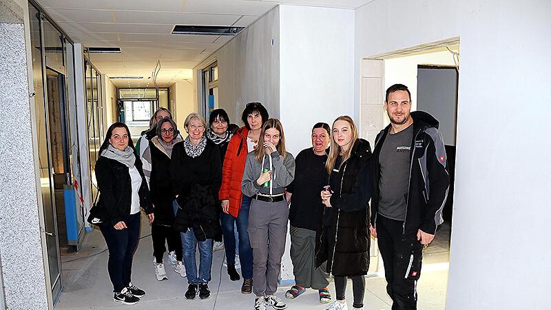 Hausmeister Andreas Platzer (rechts) ist bereits mit dem Neubau vertraut. Er gab seinen Kolleginnen einen Einblick in das neue Geb&auml;ude.