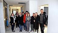 Hausmeister Andreas Platzer (rechts) ist bereits mit dem Neubau vertraut. Er gab seinen Kolleginnen einen Einblick in das neue Gebäude.