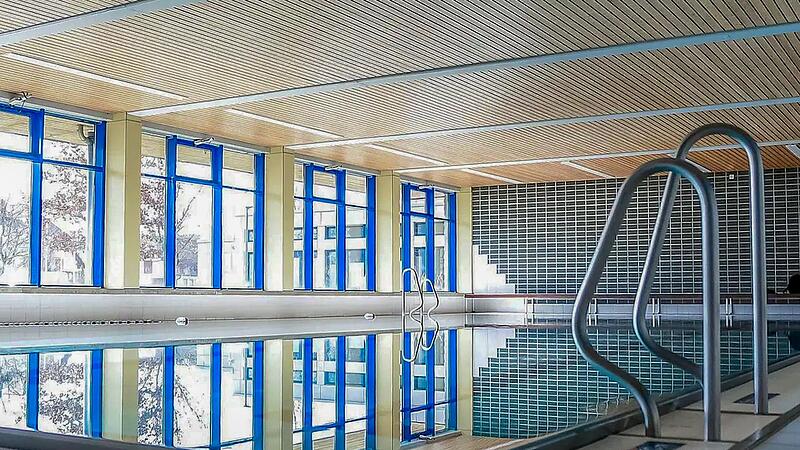 Blick in das Knetzgauer Hallenbad. Generationen haben dort das Schwimmen gelernt.