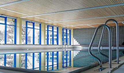 Blick in das Knetzgauer Hallenbad. Generationen haben dort das Schwimmen gelernt.