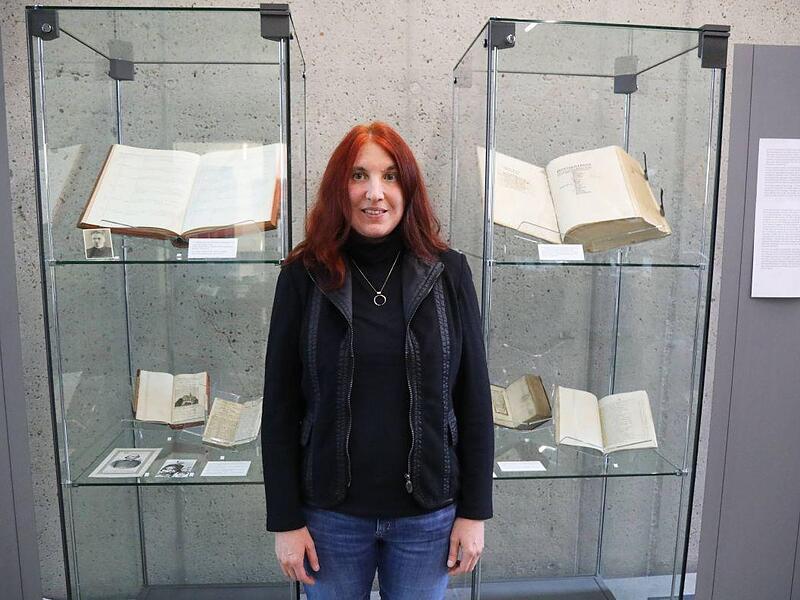 Nikola Willner, Mitarbeiterin in der Abteilung Bibliotheksfachliche Aufgaben, hat die Exponate für die Ausstellung ausgewählt.