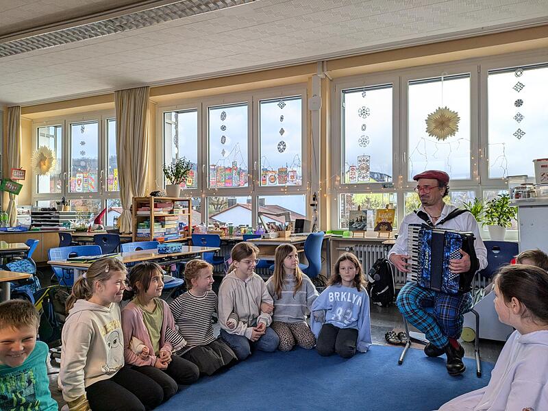 Ganztagsbetreuung GrundschuleWinterliche Events in Forchheim Das Ganztagsangebot an vielen Grundschulen im Landkreis Forchheim muss ausgeweitet werden. Ab dem 1. August haben Grundschüler in ganz Deutschland darauf nämlich einen Rechtsanspruch.