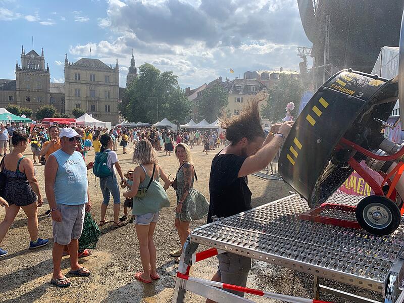 Herrliche Abk&uuml;hlung beim Samba-Festival - der Coburger Feuerwehr sei Dank
