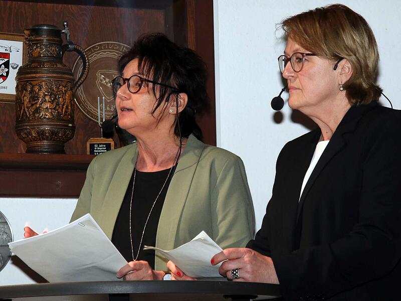 Aktuelle Kamera: Anja Hesselbach (links) und Susi Gl&uuml;ckert kannten jeden Dorf-Tratsch.